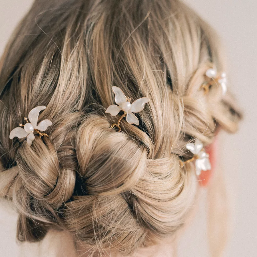 WEDDING ACCESSORIES INSPIRED BY BOTANICALS FOR NATURE LOVERS.