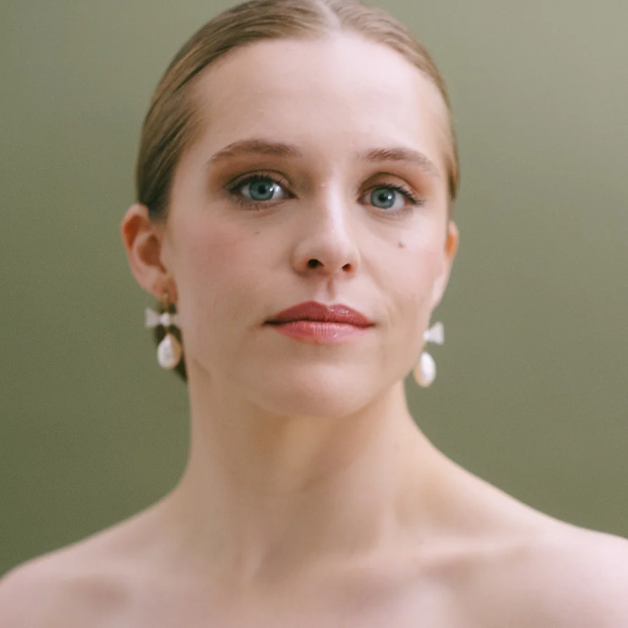 Sabine pearl bow wedding earrings - Image 2