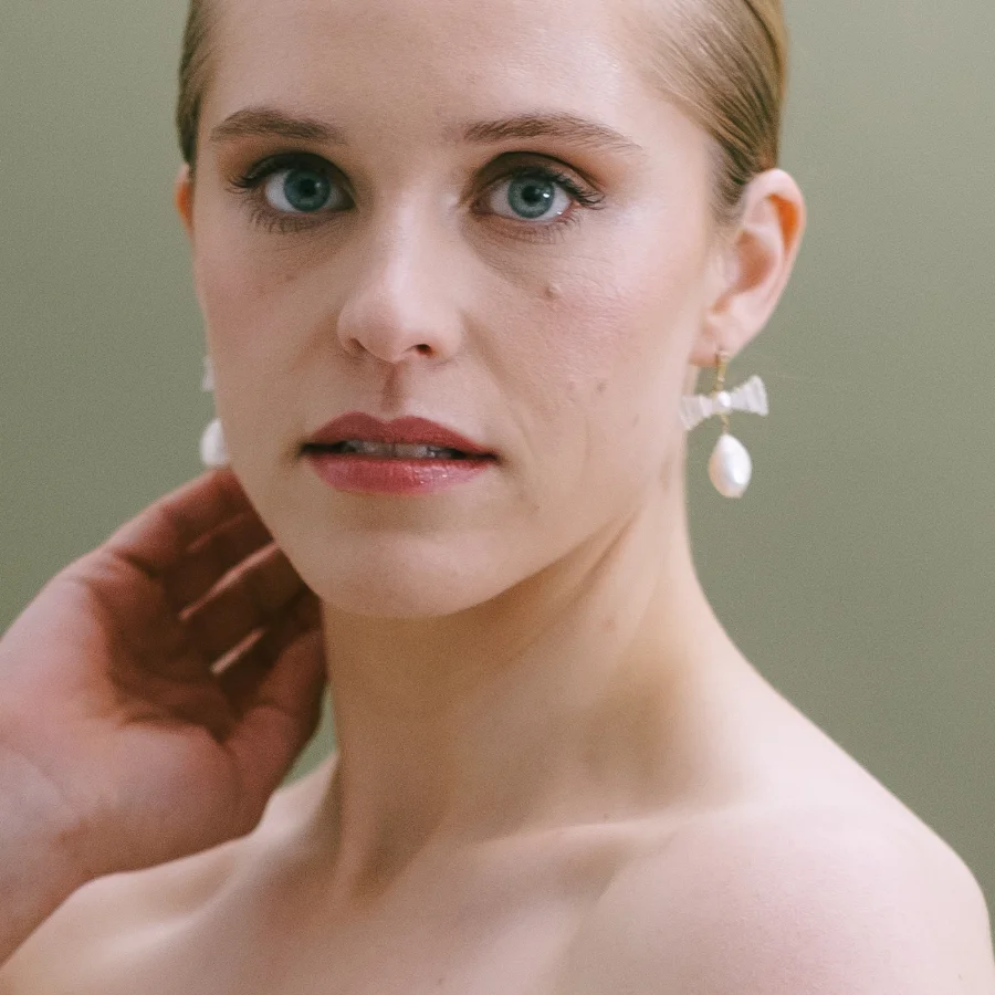 Sabine pearl bow wedding earrings - Image 3